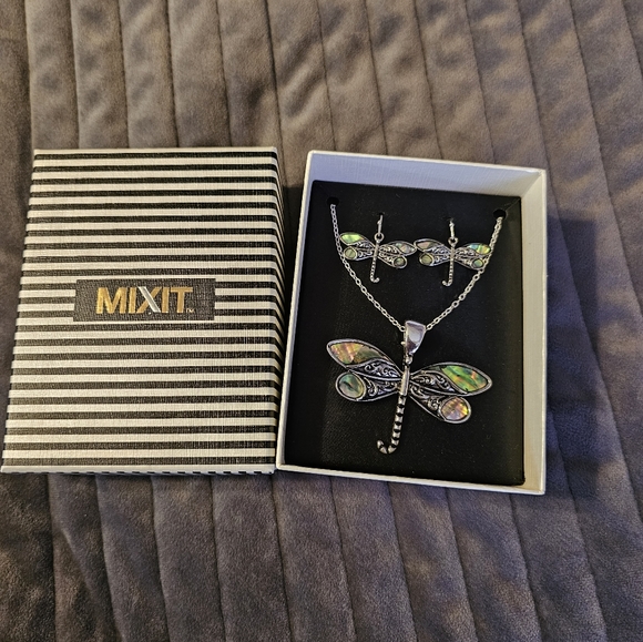 Dragonfly Jewelry - Picture 2 of 2